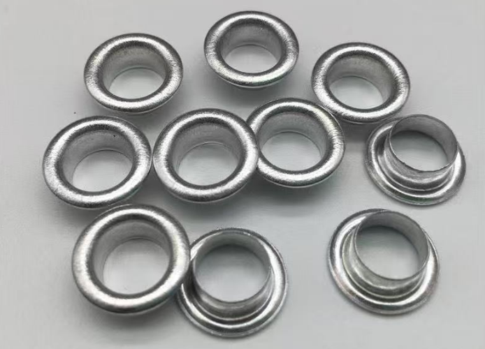 Materiale diverso di occhielli