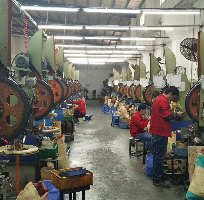 Linea di produzione degli occhielli nei metalli nute