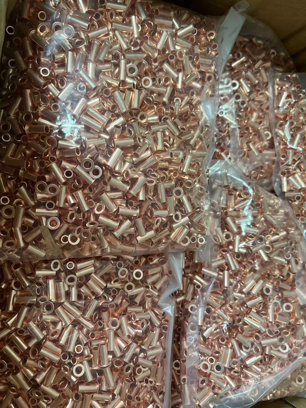Nuote Metals spedisce rivetti tubolari in rame DIN 7340 A in Ungheria – Piccoli lotti, massima precisione