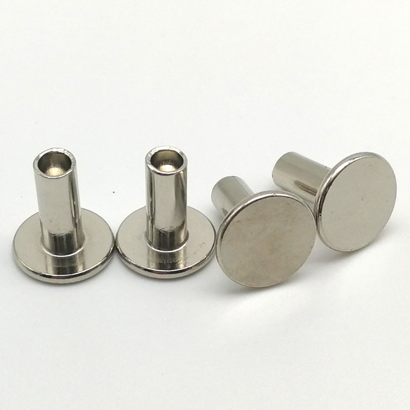 Rivetti semi-cavi a testa piatta
